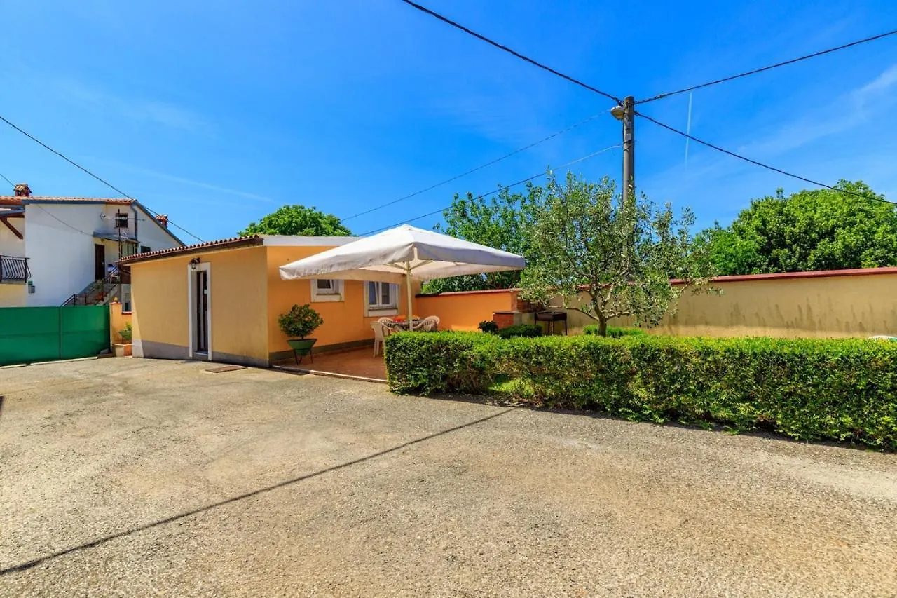 Holiday House Emma Pula 0*,  Croacia