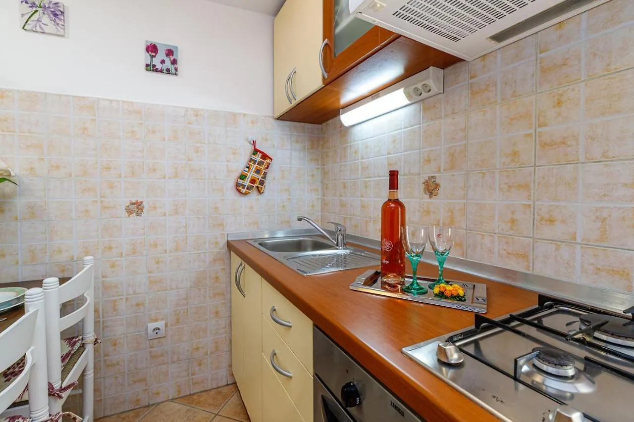 Holiday House Emma Pula 0*,  Croacia
