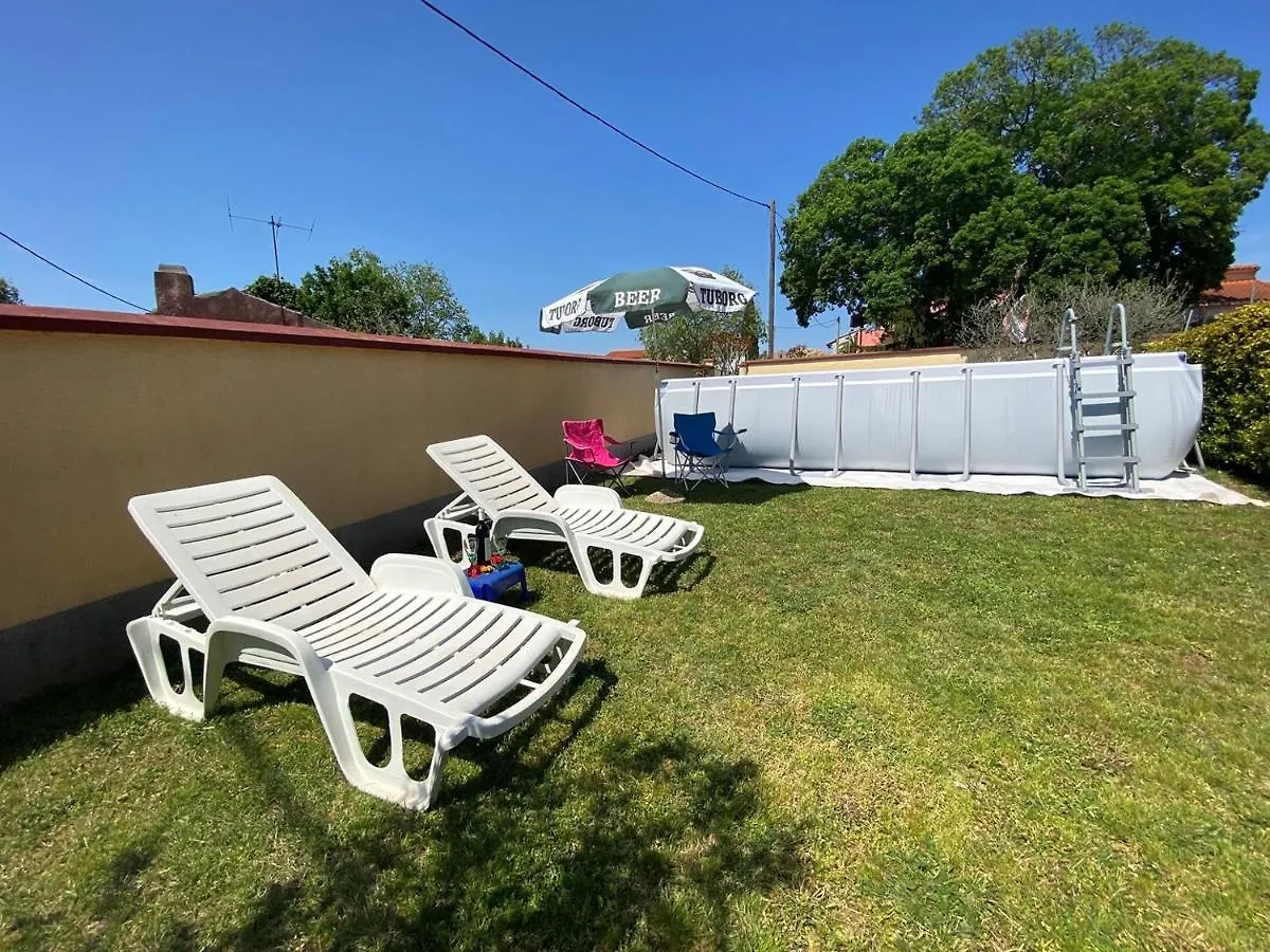 Holiday House Emma Pula 0*,  Croacia